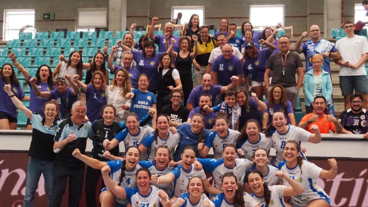 El Cavidel Aula festeja el ascenso a la División de Honor Plata.