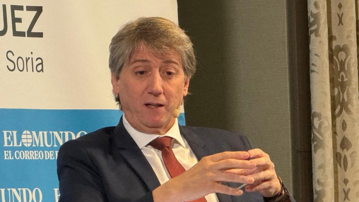 El secretario general del PSOE CyL, Carlos Martínez, en el Club de Prensa de El Mundo de Castilla y León