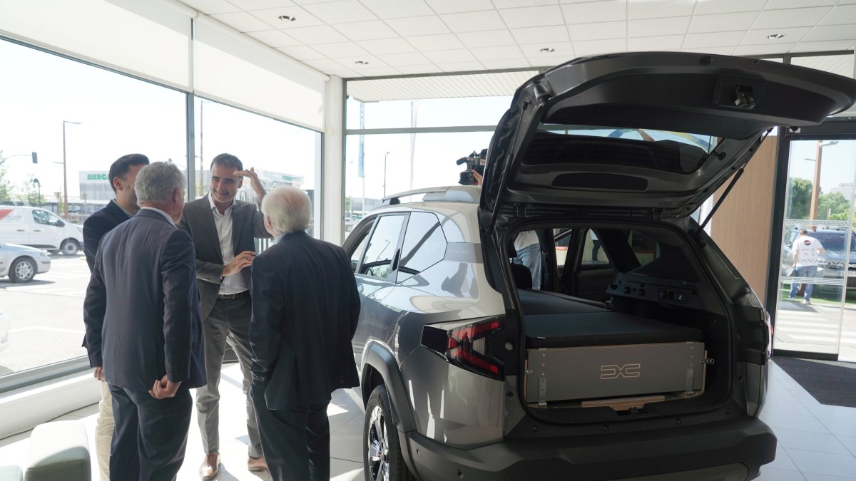El director general de Dacia España, Laurent Sengenes, y el CEO de VASA Arroyo, José Luis López Valdivieso, durante la presentación del Dacia Bigster