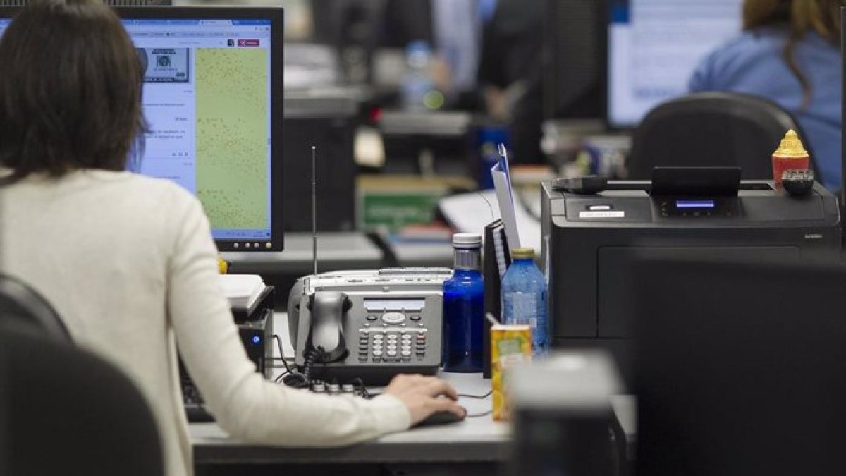 Persona trabajando en una oficina