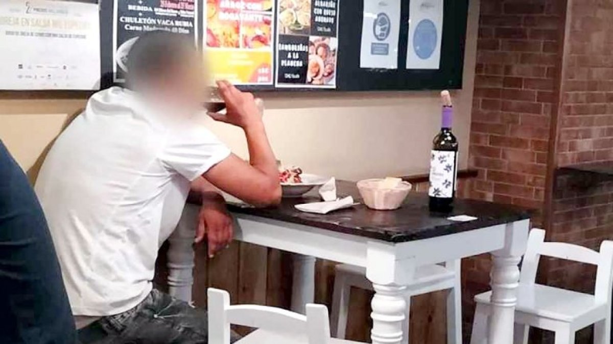 El 'Rey del Simpa' en la Taberna Pucelana en 2022 antes de realizar su performance de irse sin abonar la cuenta.