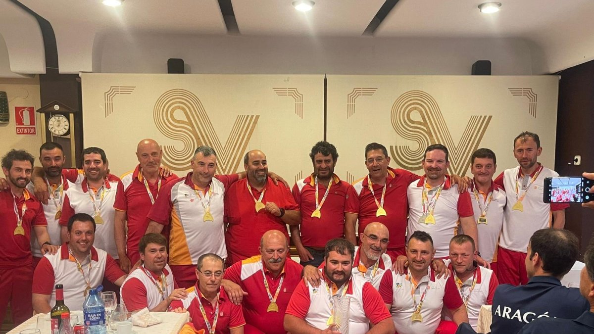 El equipo de Castilla y León posa con sus medallas de campeones.