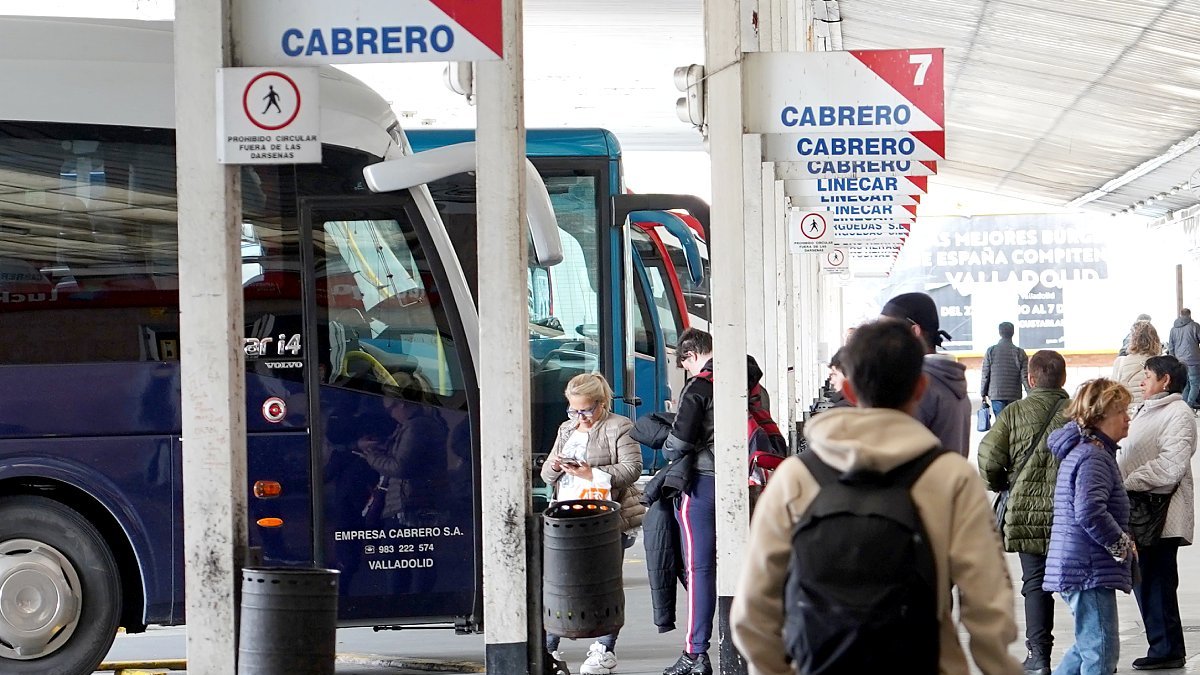 Usuarios esperan su vehículo en la estación de autobuses de Valladolid.