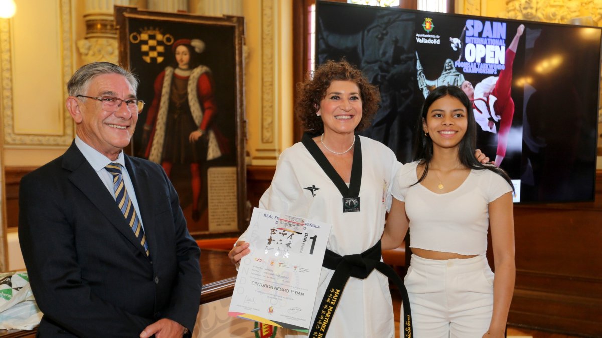 Mayte Martínez en la presentación del evento con el dobok enfundado.