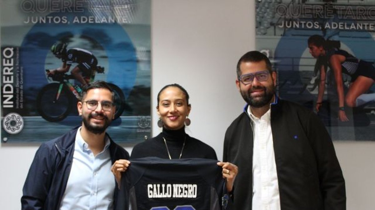 Tostado y Solares flanquean a Iridia Salazar, de Indereq, Instituto del Deporte de Querétaro.