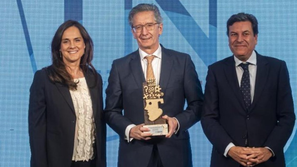 Adriana Ulibarri, Jesús San Miguel y Carlos Fernández Carriedo en la gala de los premios Innovadores 2025
