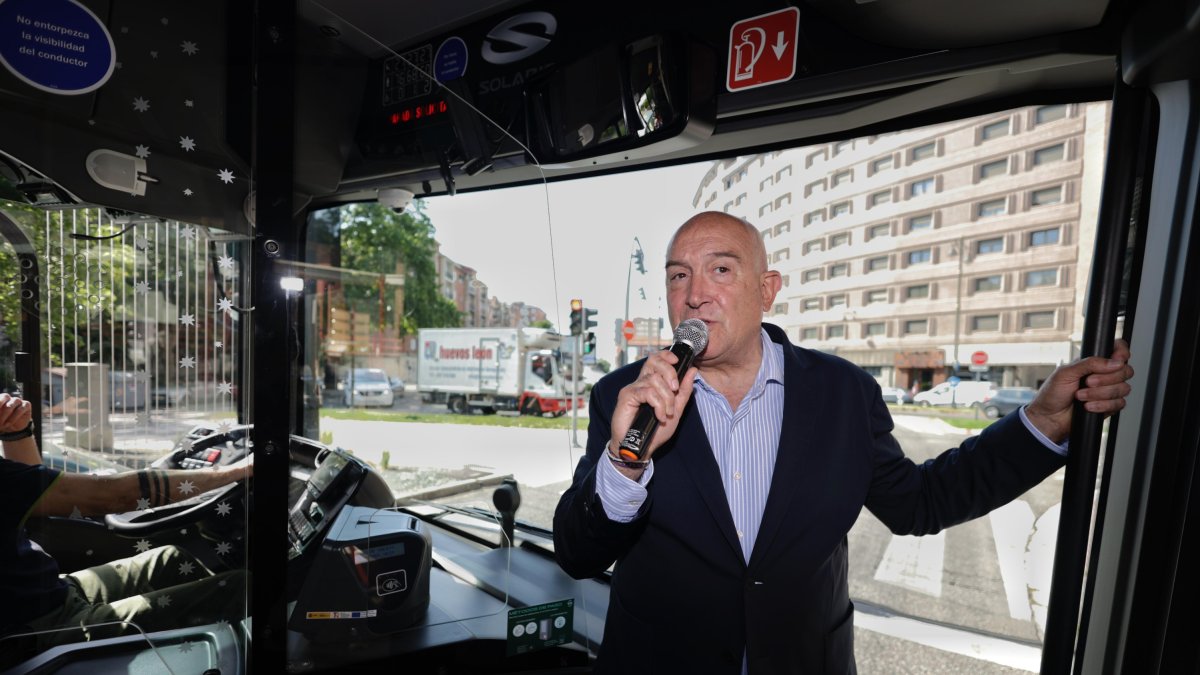 Jesús Julio Carnero, alcalde de Valladolid, durante el recorrido por la ciudad.