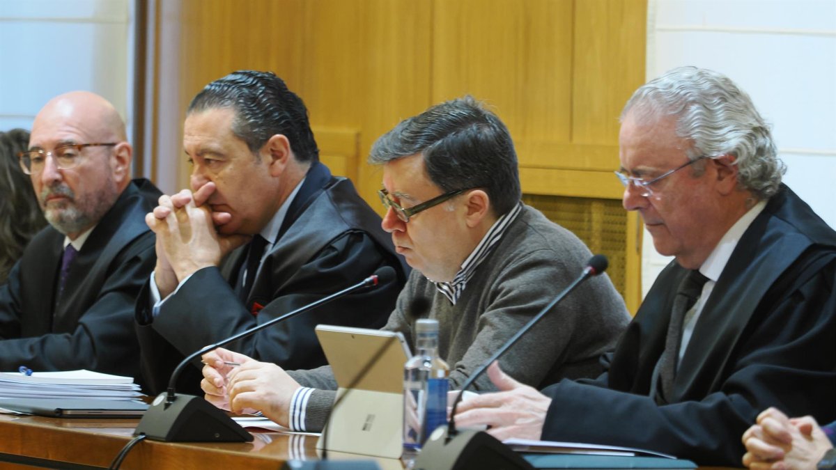 Uno de los principales acusados, Rafel Delgado (segundo por la derecha) en un juicio anterior por la 'Perla Negra' por el que fue condenado.