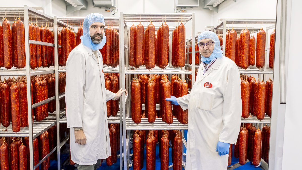 Samuel Moreno Rioja y Samuel Moreno Rioja en uno de los secaderos de su nueva fábrica, donde también elabora el tradicional chorizo vela original