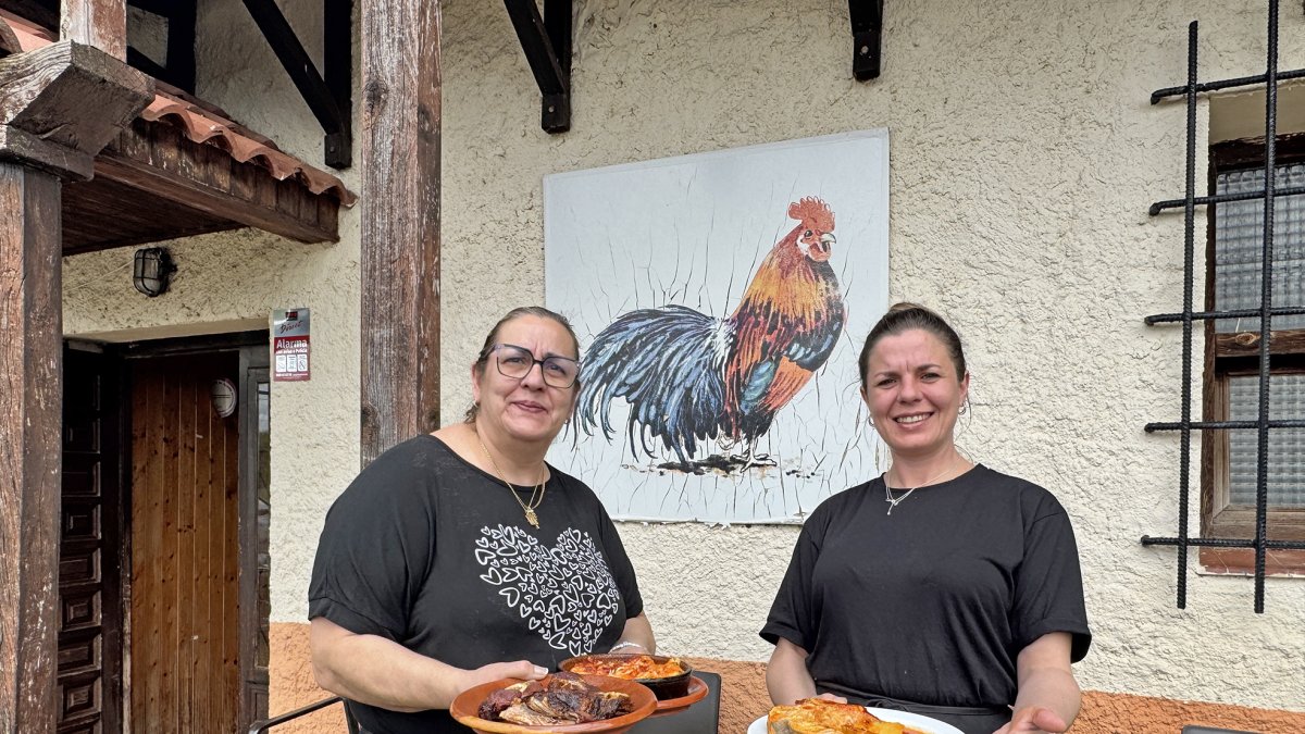 Mari Carmen y su hija Patricia, en el exterior del Mesón Restaurante El Gallo