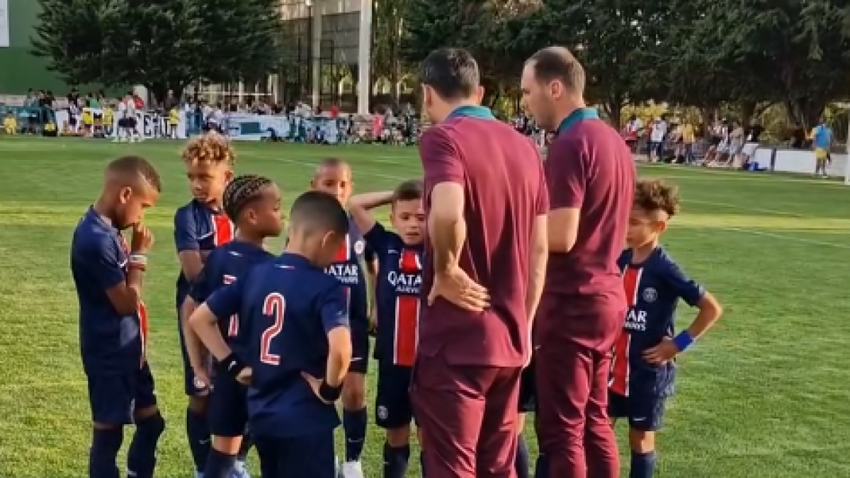 Chicos del PSG benjamín en el campo Juan Carlos Navarro de Medina de Rioseco para jugar la Caramanzana Cup.