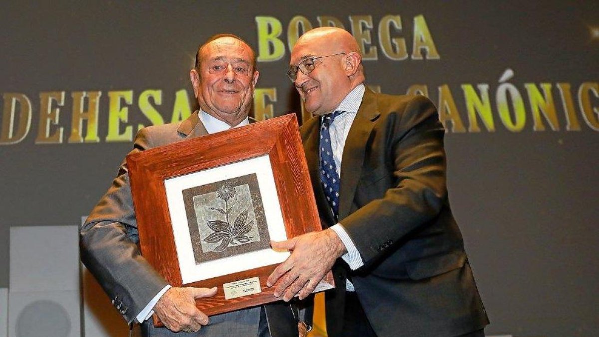 Luis Sanz recibe de Jesús Julio Carnero el premio de La Posada de El Mundo de Castilla y León 2018 a Mejor Proyecto de Valladolid