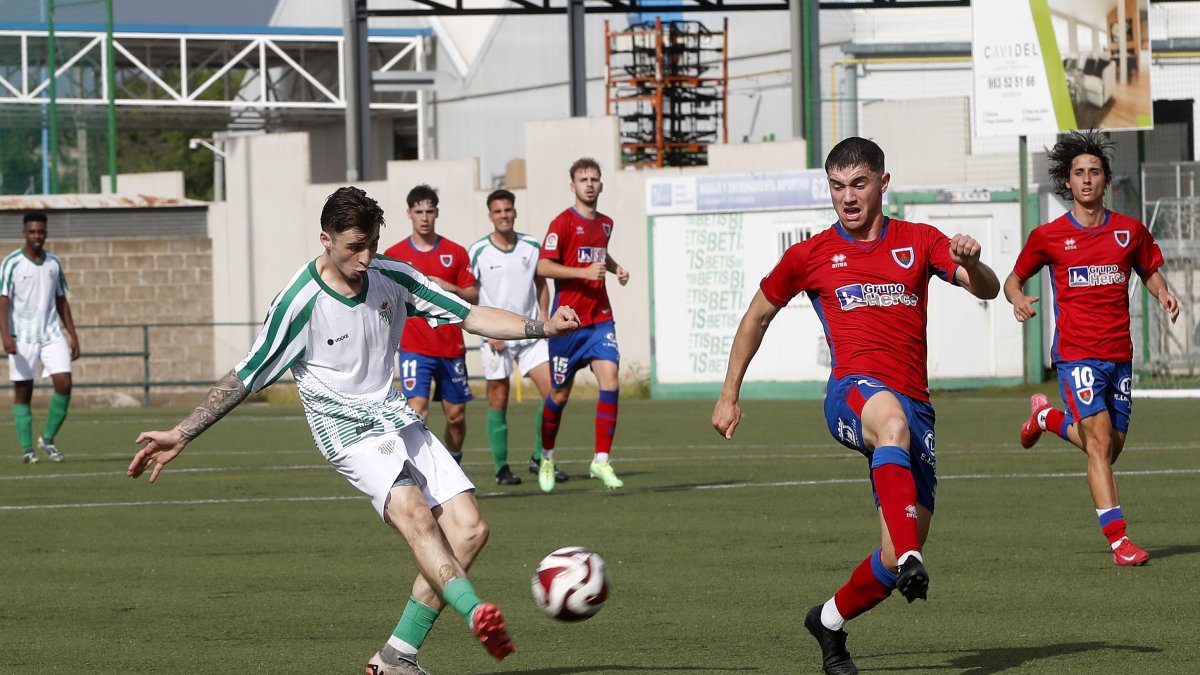 Una acción del partido entre Betis y Numancia en Canterac.