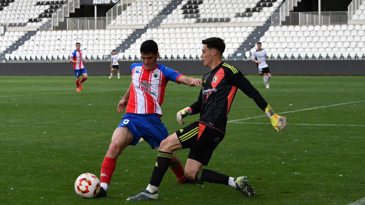 Una acción del partido entre Burgos CF B y el Atlético Tordesillas en El Plantío.