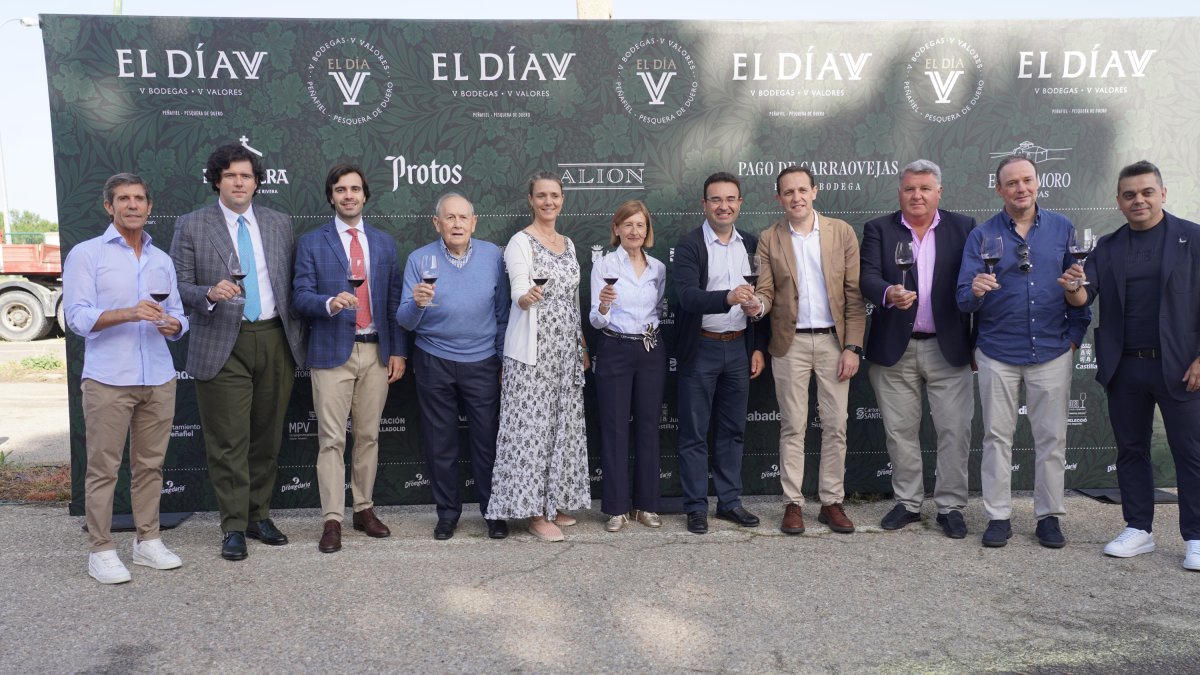 El presidente de la Diputación, Conrado Íscar, junto a los bodegueros