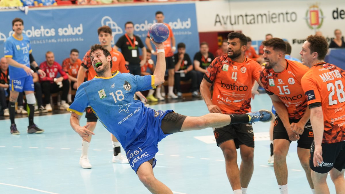Álvaro Martínez intenta culminar una acción desde el pivote ante el Torrelavega.