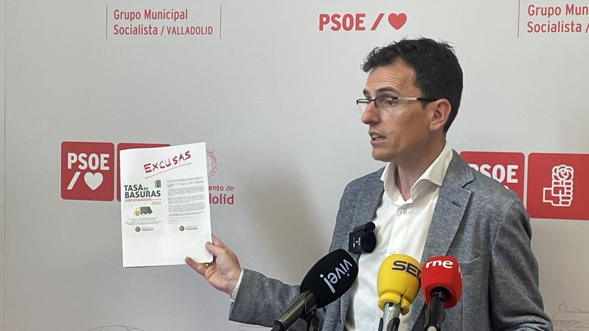 Pedro Herrero durante la rueda de prensa para hablar de la tasa de basuras