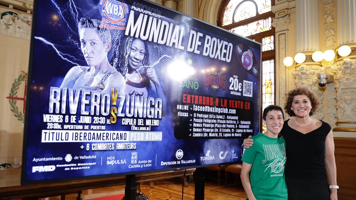 Isa Rivero posa con el cartel de la pelea junto a la concejala de Deportes Mayte Martínez.