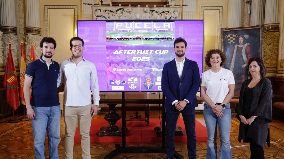 Mayte Martínez junto a los organizadores: Simón Asensio, Sergio Hernando y Alejandro de Paz.