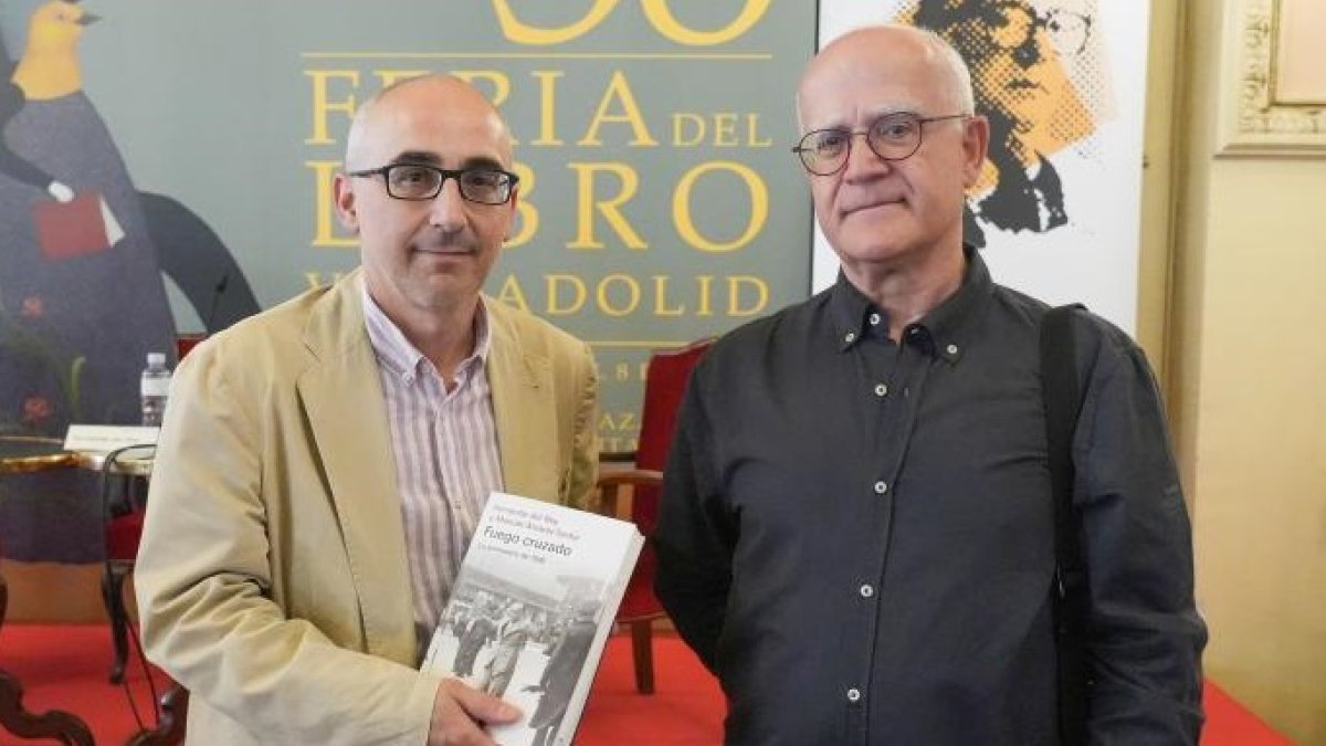 Manuel Álvarez y Fernando del Rey con 'Fuego Cruzado', ganador del Premio Umbra al Libro del Año en 2024