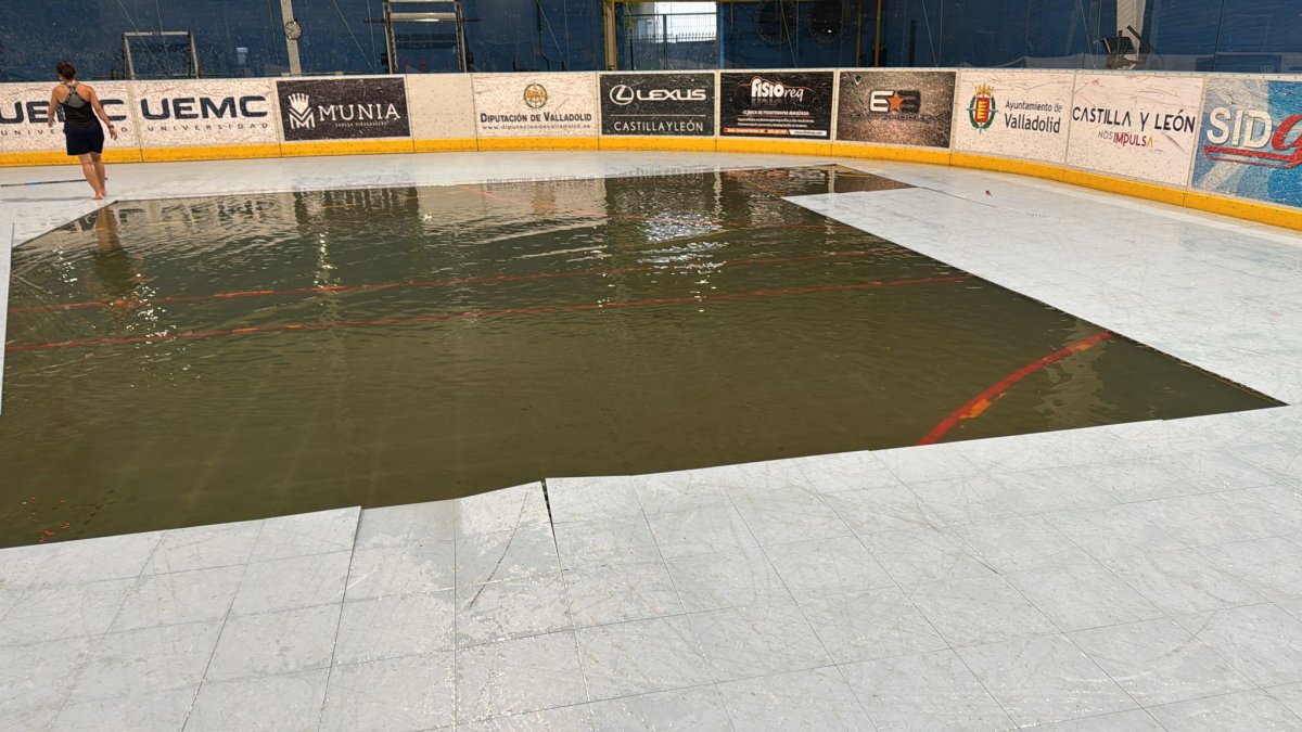 La pista de hockey en línea del CPLV, anegada por completo tras la tromba de agua caída sobre Valladolid.