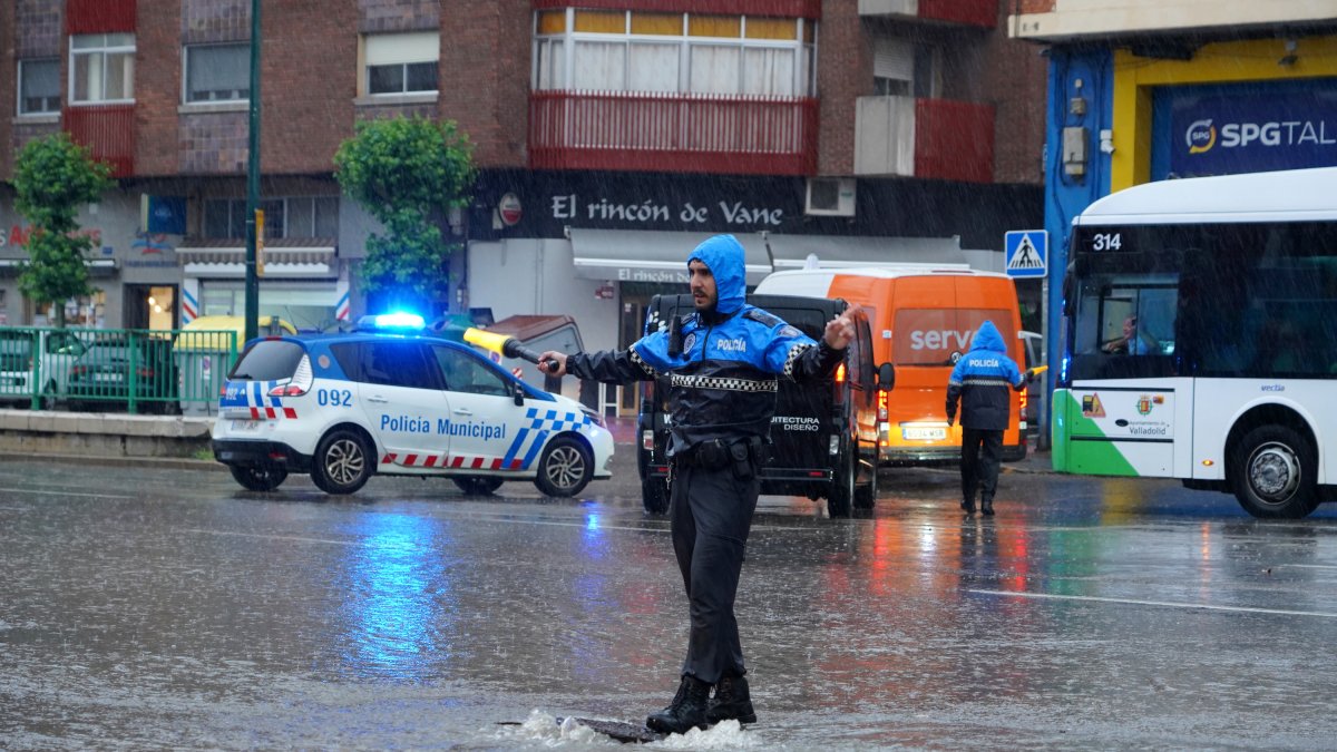 Agentes de la Policía Nacional en el acceso del túnel de Circular desde el paseo San Isidro.