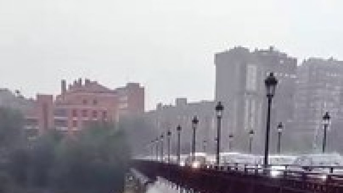 El Puente Mayor de Valladolid desbordado por el agua