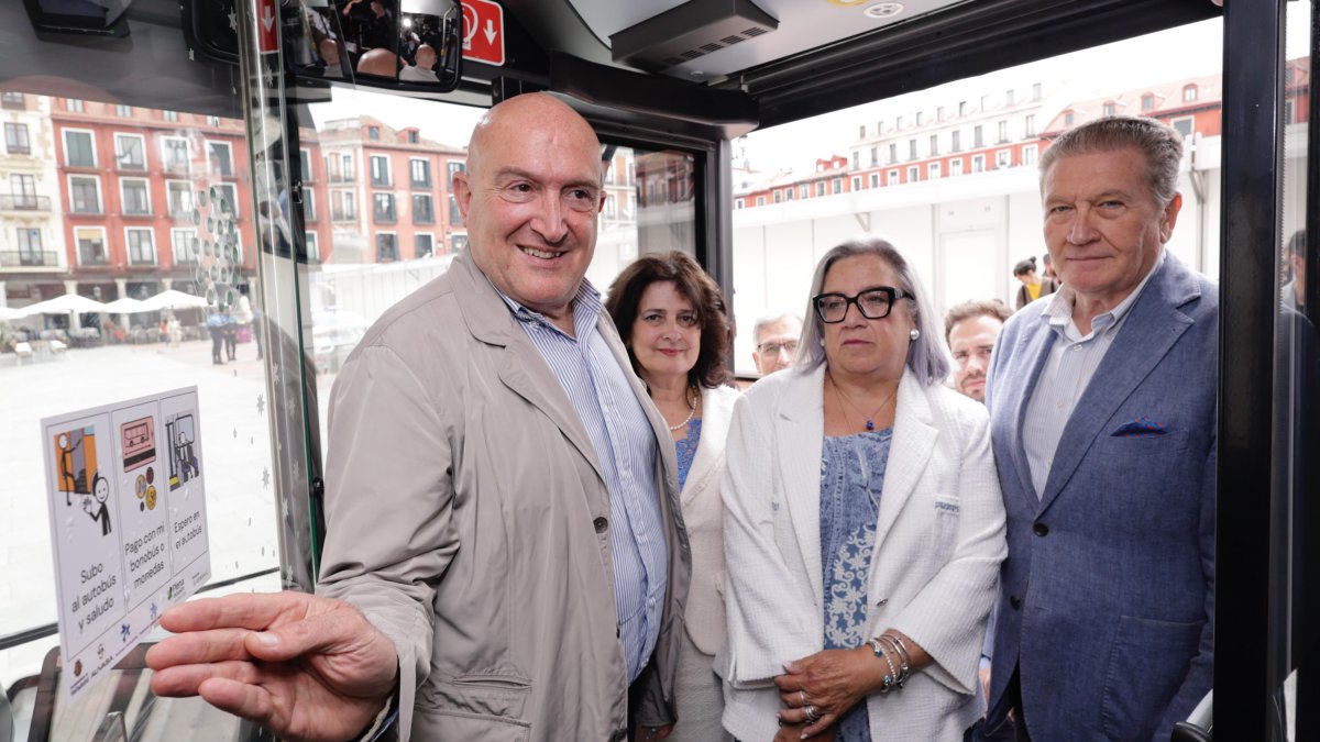 Carnero muestra los pictogramas en uno de los autobuses de Auvasa.