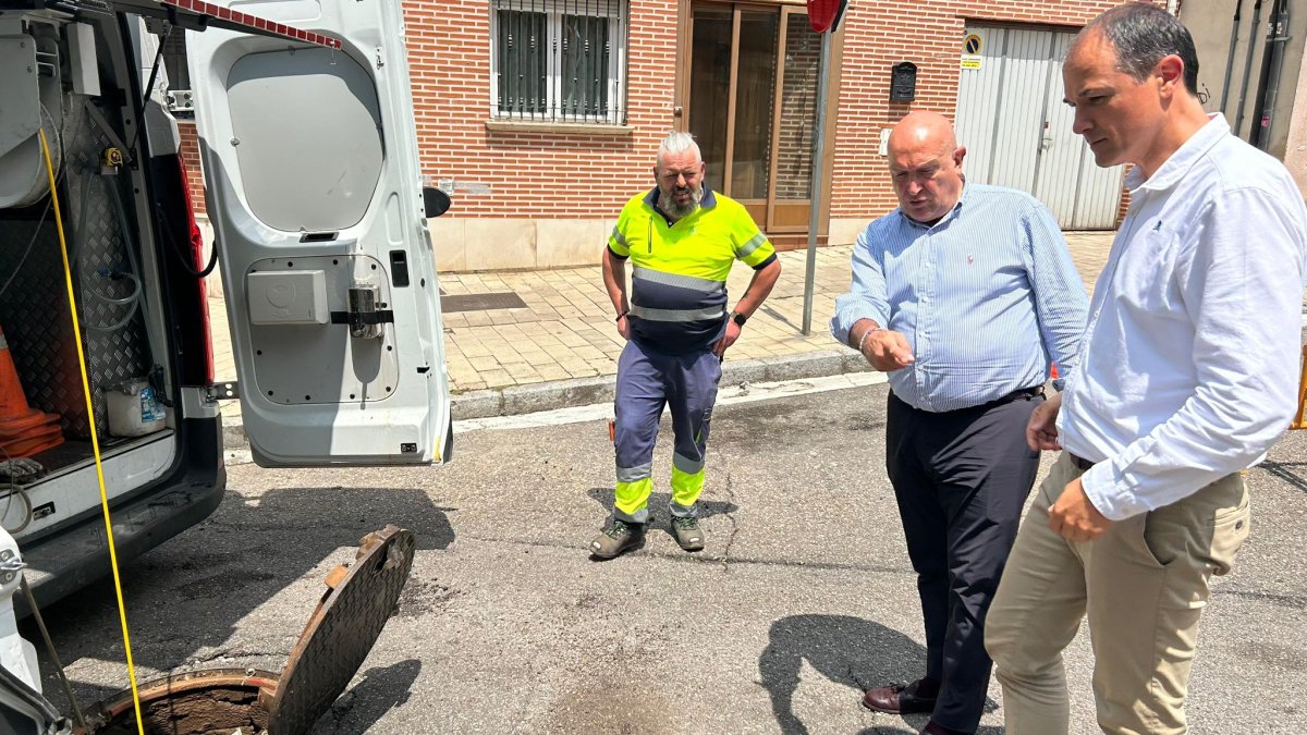 Carnero y Pellitero durante la visita a la grieta del Paseo Juan Carlos I, provocada por la tromba de agua.