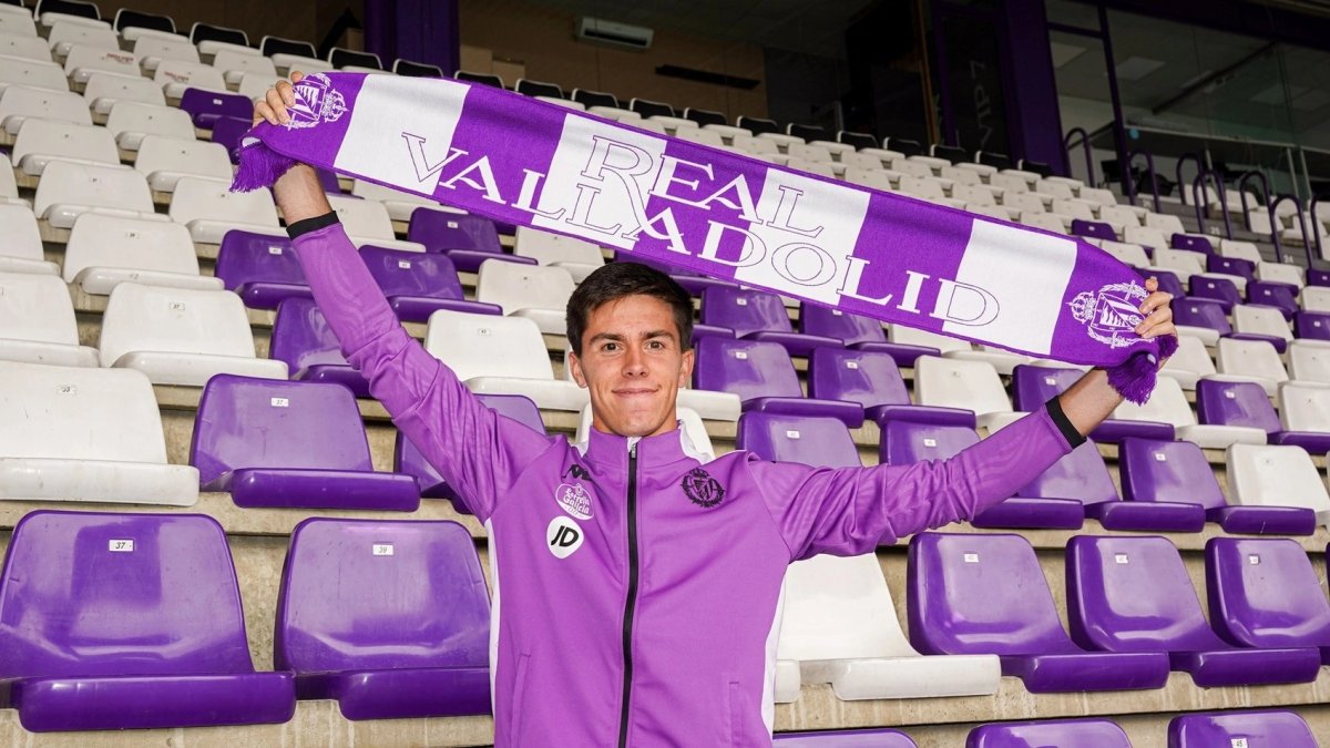 Álvaro de Pablo sostiene la bufanda del equipo.