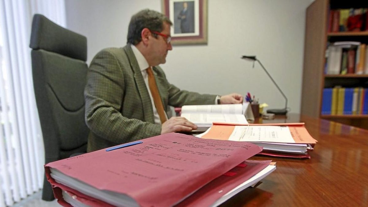 El juez de lo Mercantil 1 de Valladolid en el despacho de los juzgados de Nicolás Salmerón.