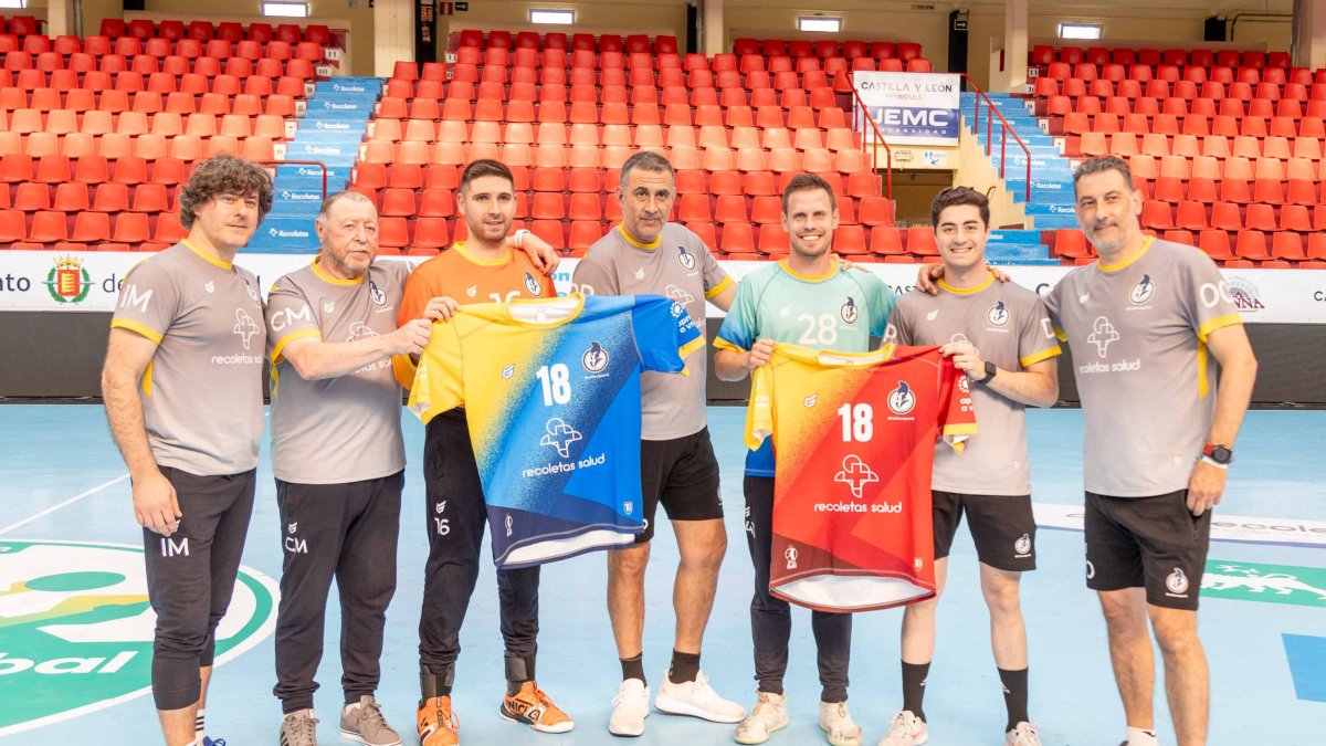 El staff técnico del Recoletas y los capitanes , con las camisetas especiales para jugar la Copa.