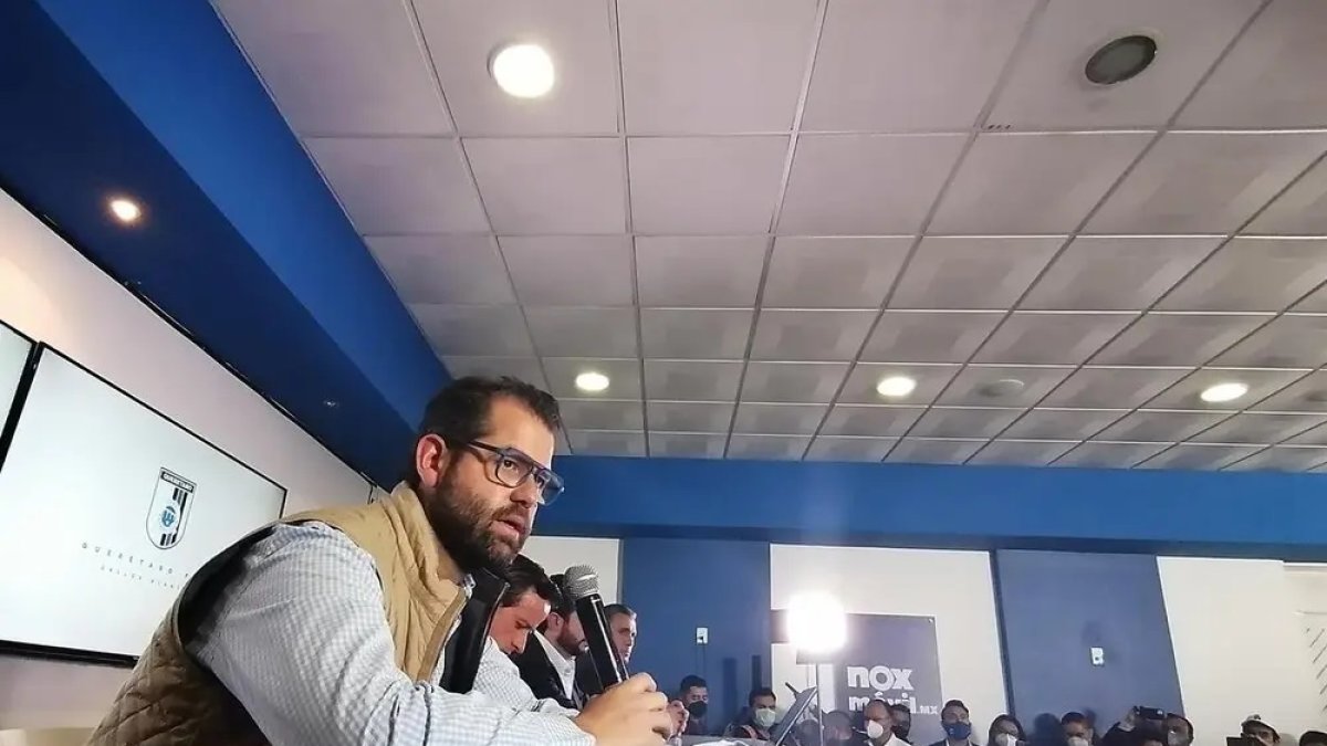 Gabriel Solares, en primer plano, durante un acto público en México.