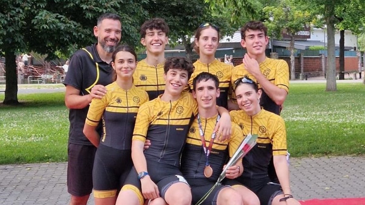 Representantes de Rolling Lemons en Pamplona, con Adrián Alonso con uno de sus bronces colgado.