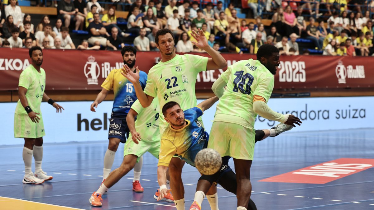 Karapalevski cae en una acción de ataque mientras busca el pase picado al extremo.