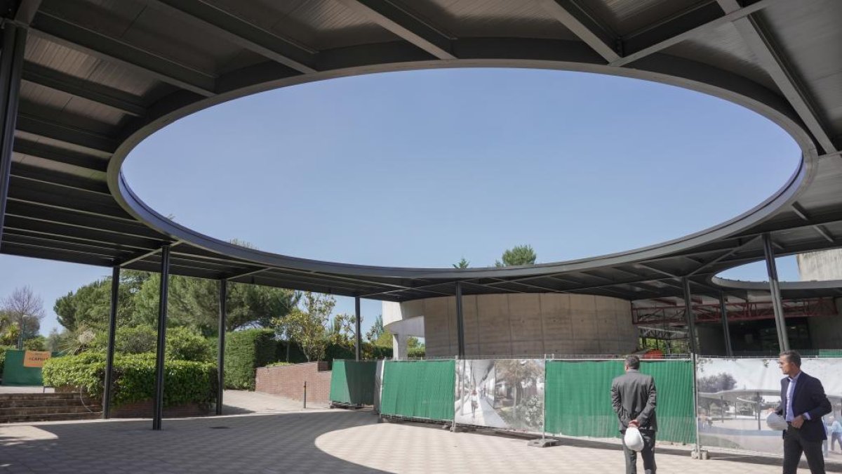 El gerente de Nevasa, Fernando Fernández, y el director comercial, Jaime Sáez, muestran las obras del cementerio de Contiendas.