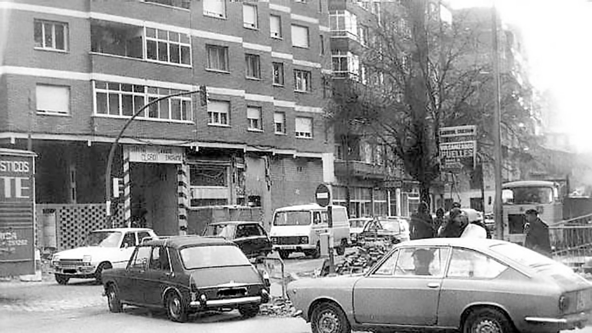 Vehículos circulando Santa Clara, a la altura del cruce con la avenida de Palencia (década 70)