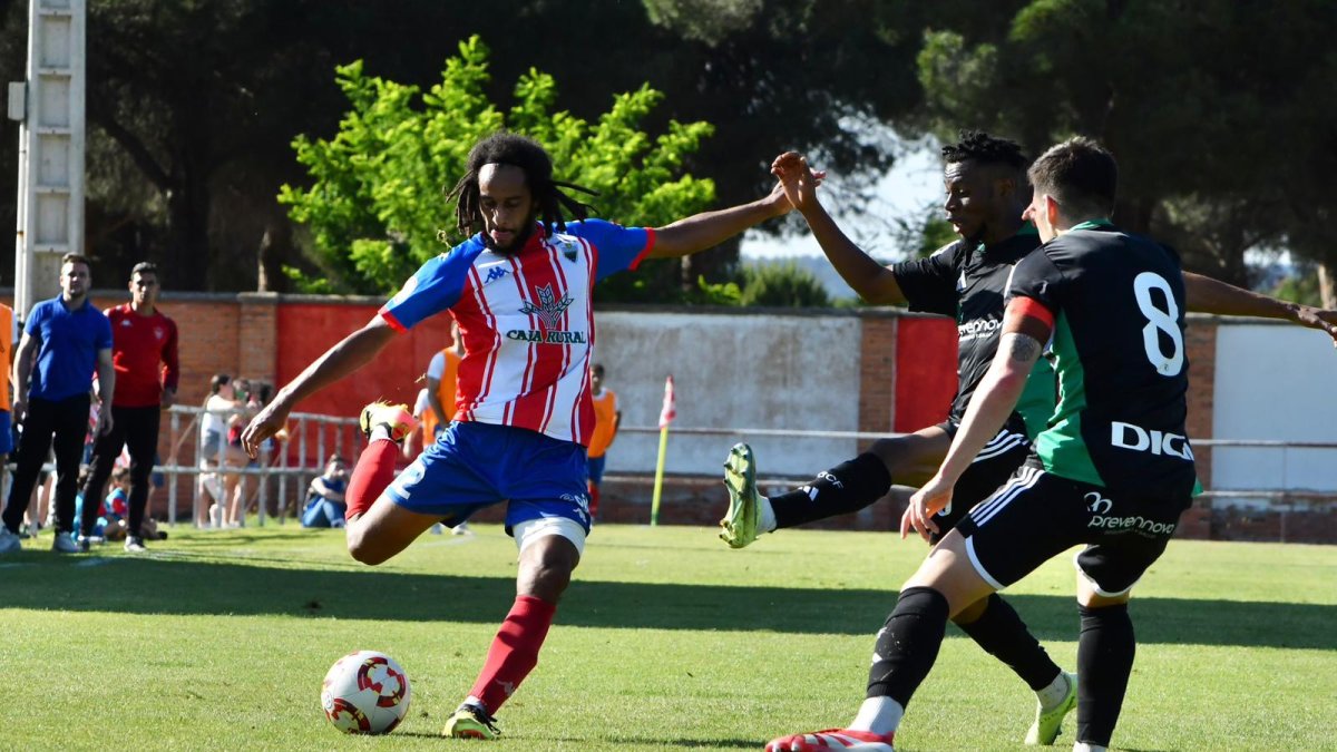 Una acción del Tordesillas 3-1 Burgos B.