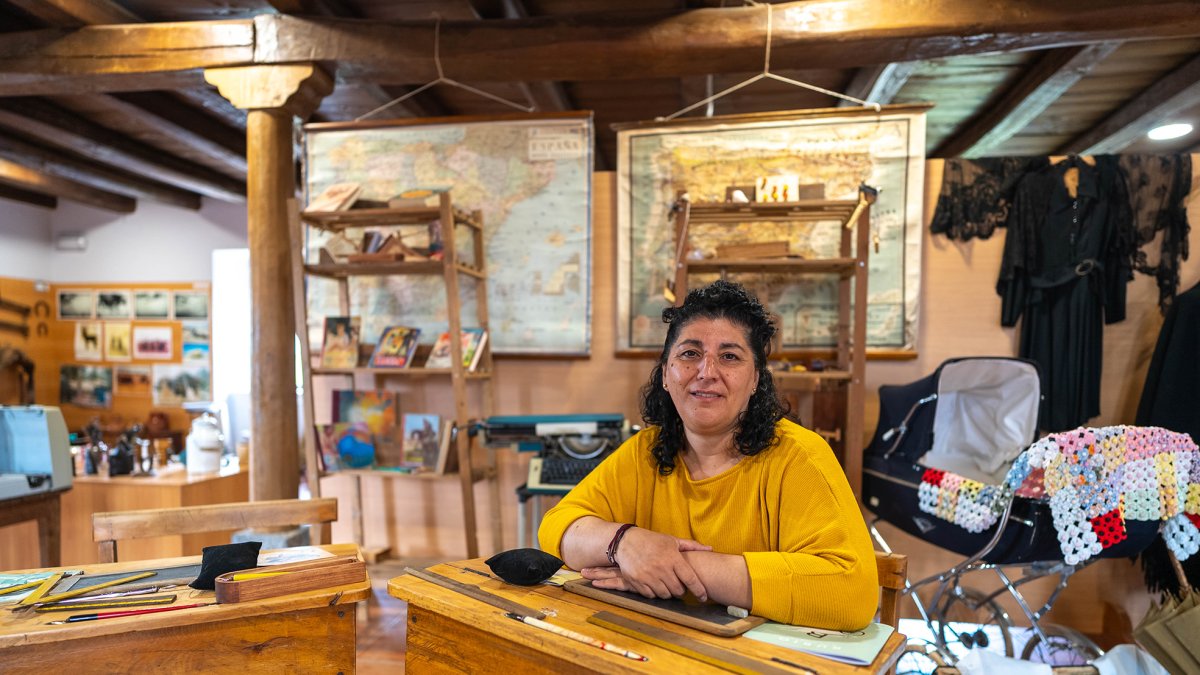 Verónica Fernández, en el interior del Museo Etnográfico de Villamartín de don Sancho.