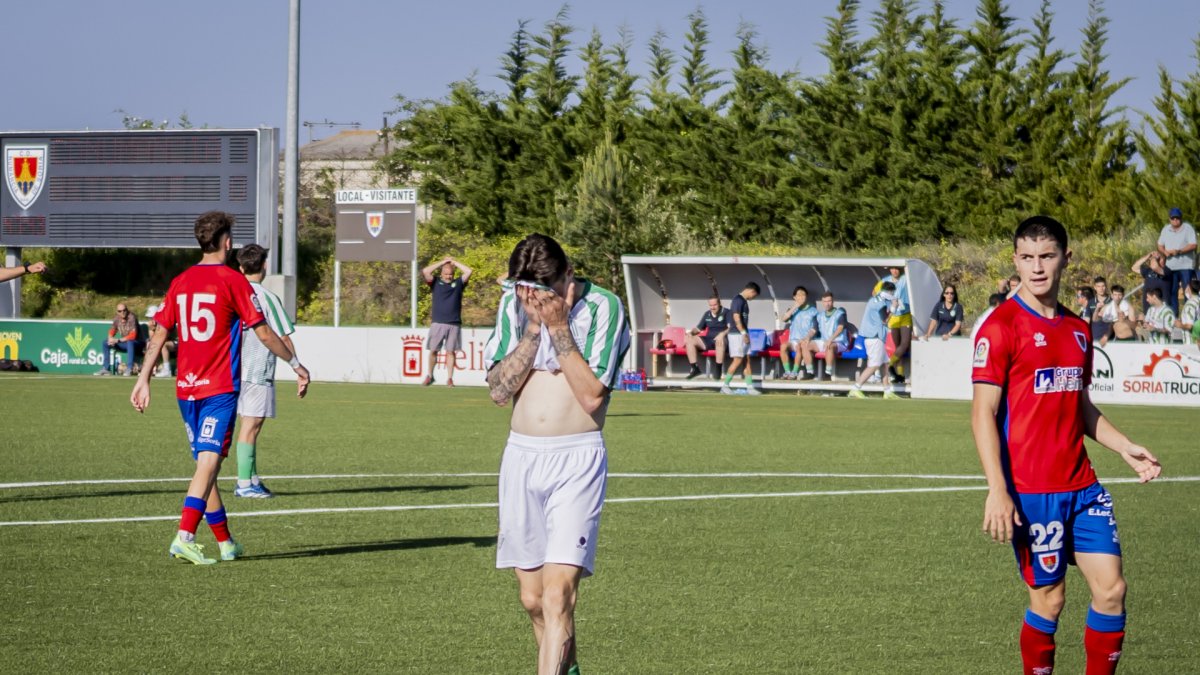El Betis se lamenta tras quedarse sin ascenso ante el Numancia.