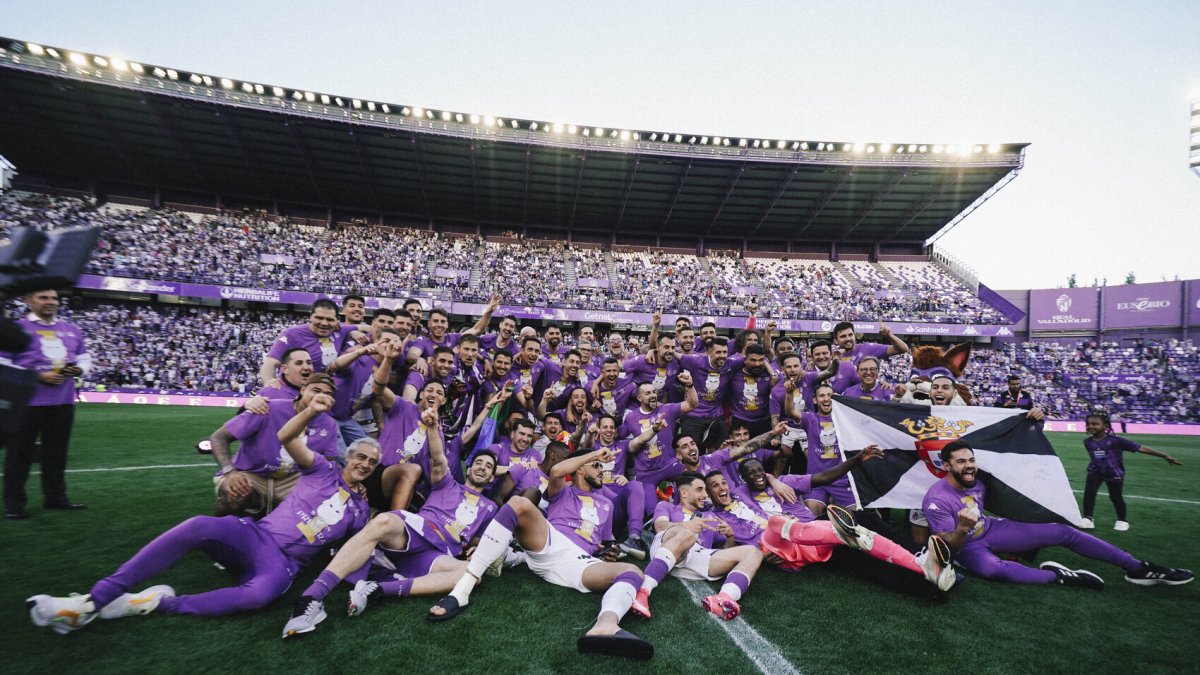 La plantilla blanquivioleta celebra su último ascenso, al final de la temporada 23-24.