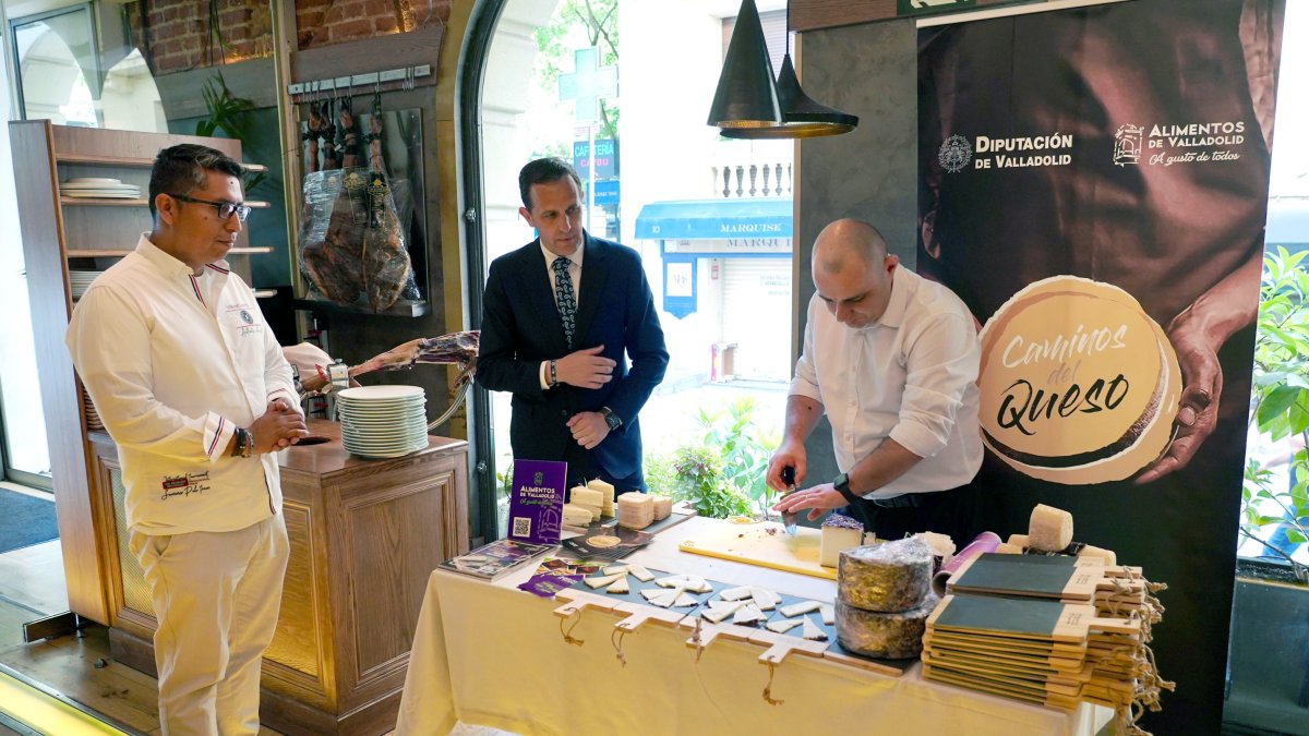 El presidente de la Diputación de Valladolid, Conrado Íscar, inaugura la campaña de promoción del queso artesano de la provincia en Madrid