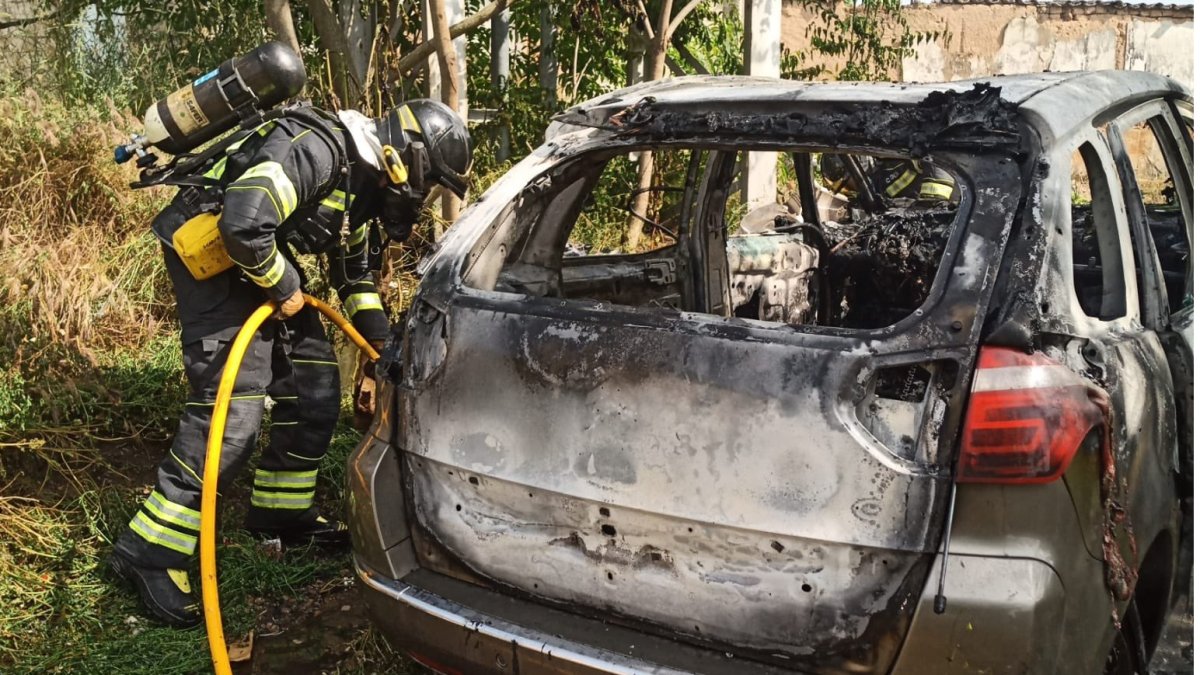 Bomberos de la Diputación de Valladolid sofocan el incendio0 de un vehículo en Simancas