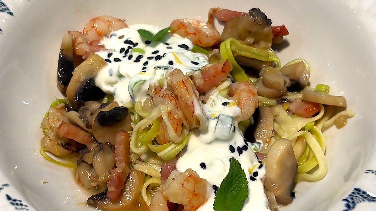 ESPAGUETIS DE CALABACÍN CON GAMBAS Y CREMA ÁGRIA
