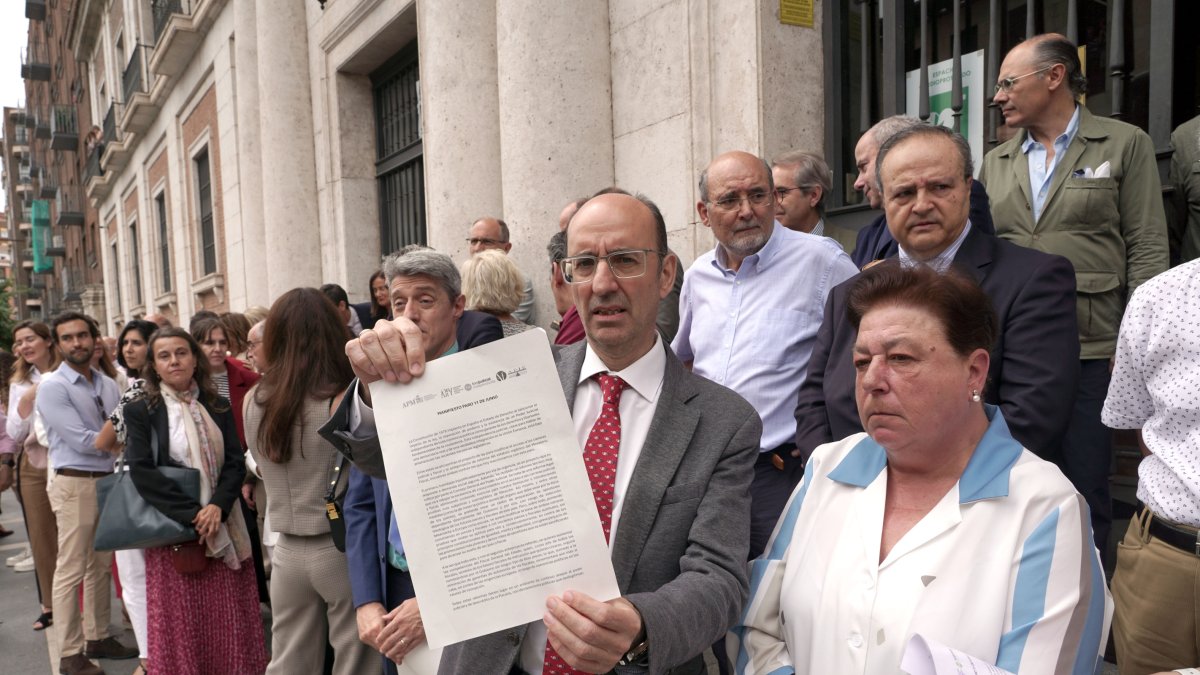 Paro simbólico en la sede judicial de Valladolid para protestar por el proyecto de modificación de la Ley Orgánica de Poder Judicial y del Estatuto Orgánico del Ministerio Fiscal.