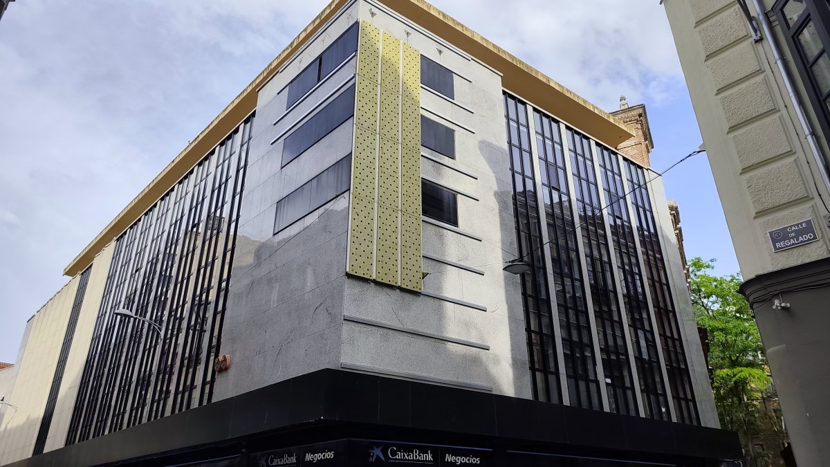 El antiguo jardín vertical del Corte Inglés renace en la calle Regalado de Valladolid.