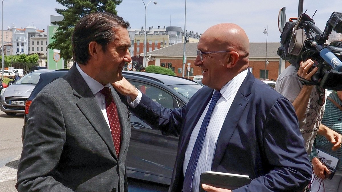 El consejero Suárez Quiñones y el alcalde de Valladolid, Jesús Julio Carnero, en el último Consejo de Administración de la Sociedad Valladolid Alta Velocidad.