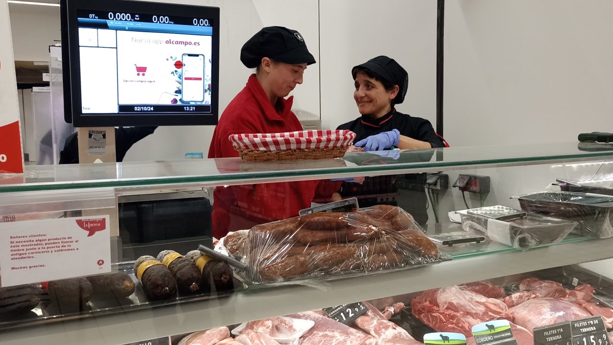 Trabajadoras de un supermercado de Alcampo.