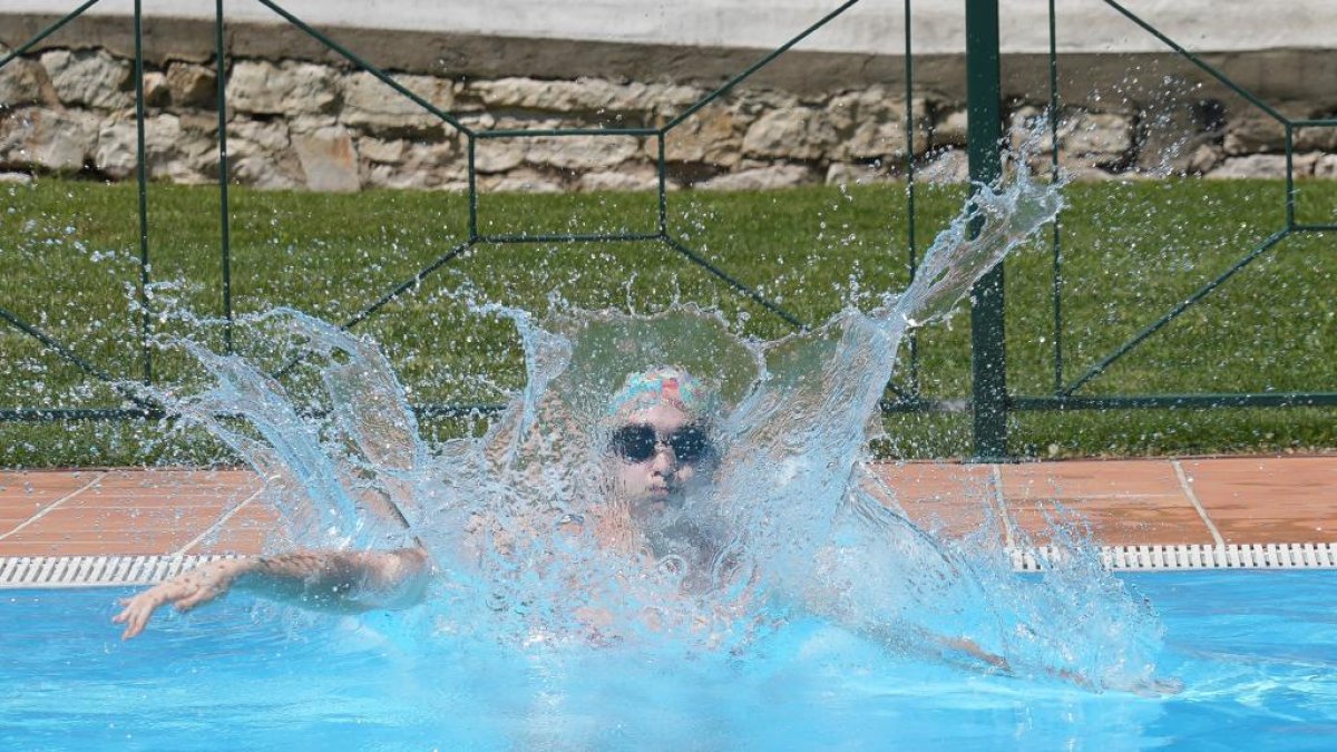 Primer chapuzón en la piscina municipal Juan de Austria (Valladolid)