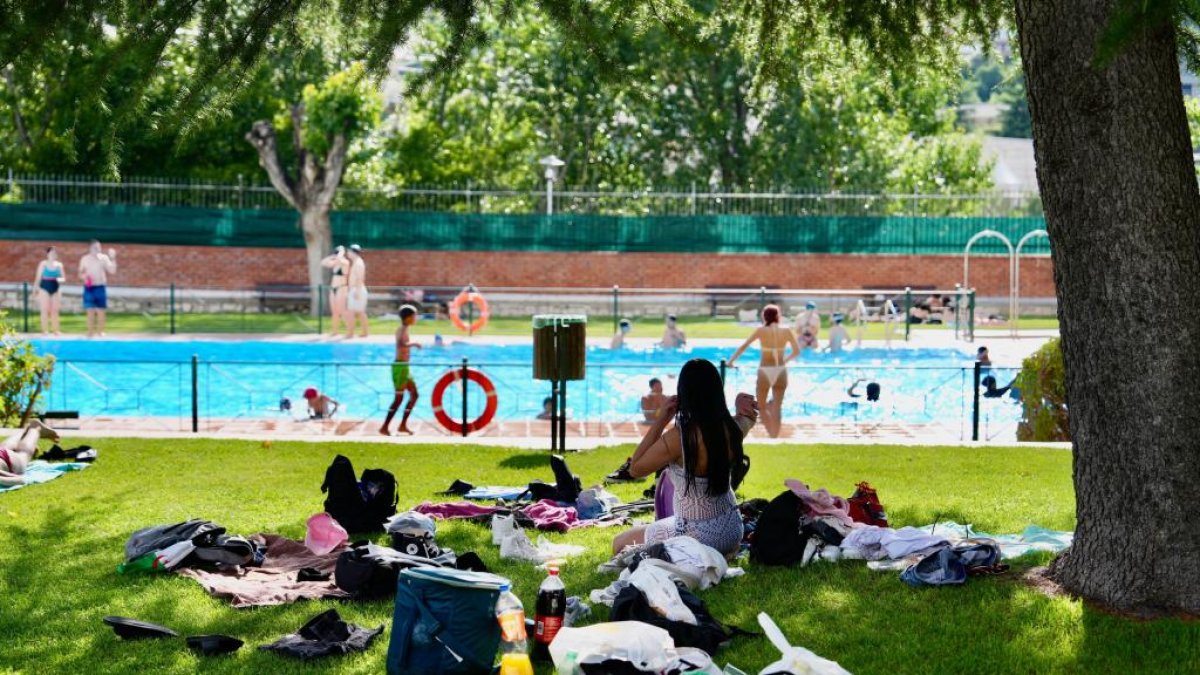 Varias personas disfrutan de la piscina municipal de Juan de Austria en Valladolid, en una imagen de archivo.